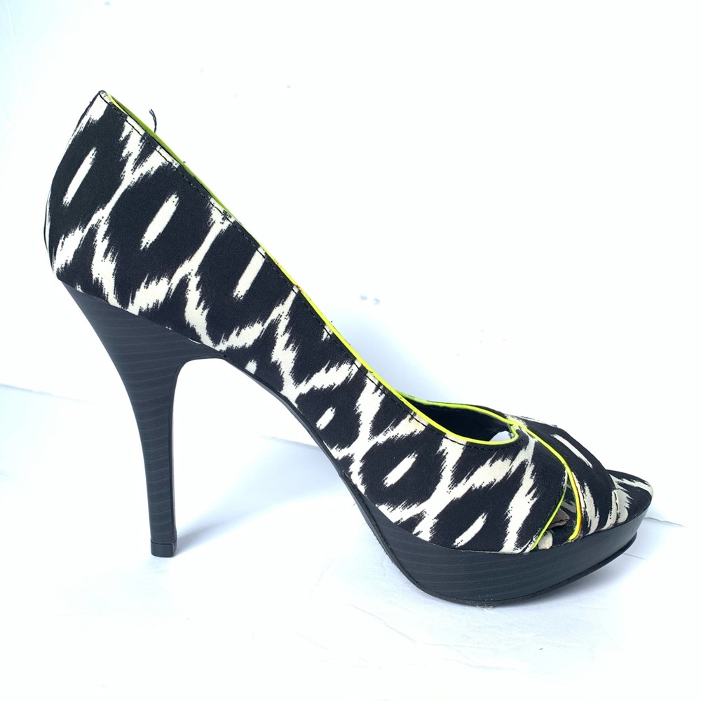 ❤️FERGALICIOUS❤️Fergie Geometric print heels - Picture 3 of 5